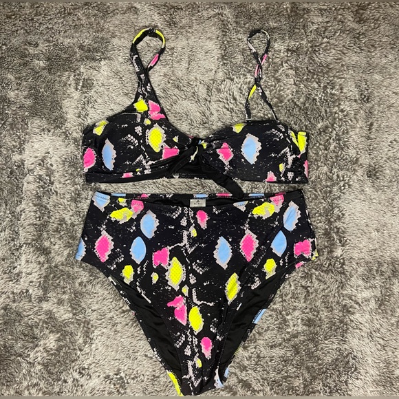 2 Piece Bikini - Large - Picture 3 of 4